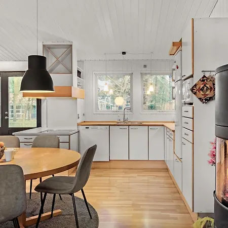 4 Bedroom Cozy In Vaeggerlose * Bøtø By