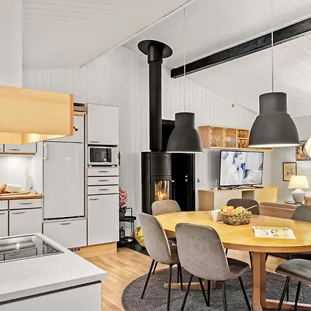 4 Bedroom Cozy In Vaeggerlose Casa de Férias *